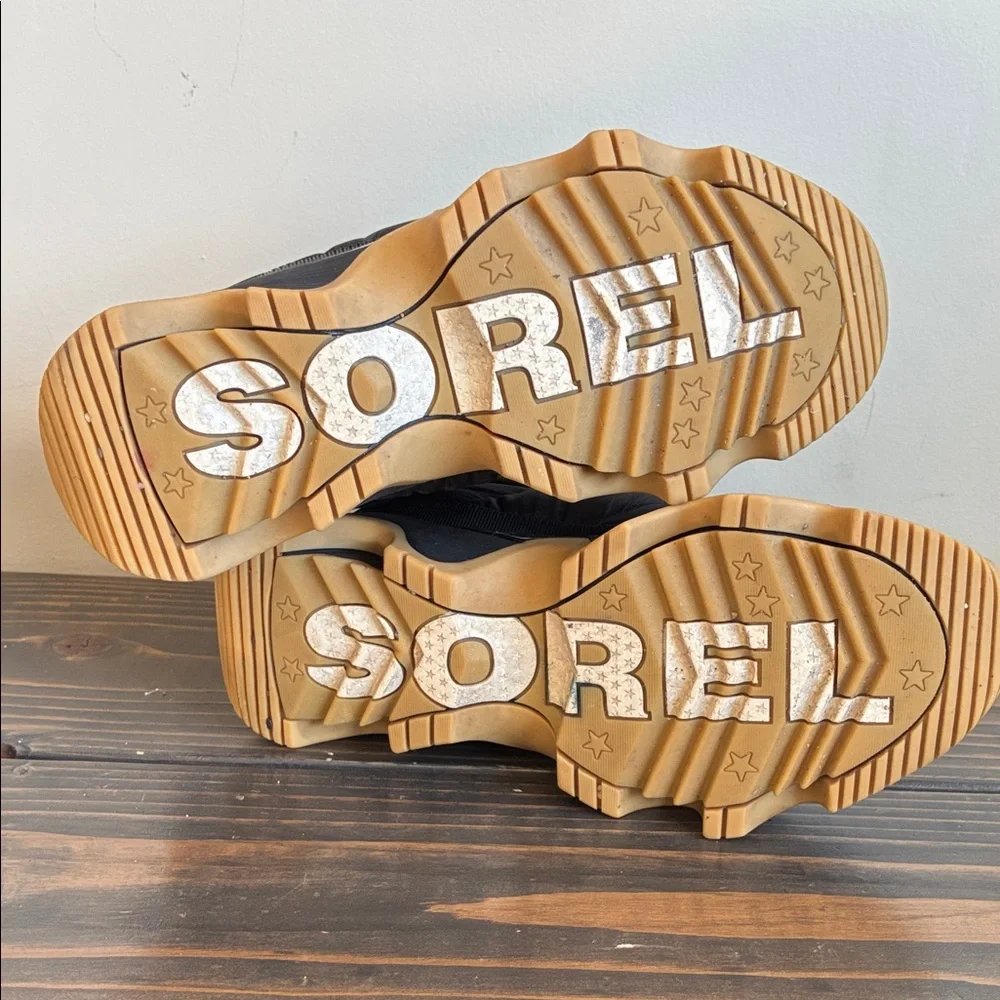 Sorel Women’s waterproof puffy boots - Picture 2 of 3